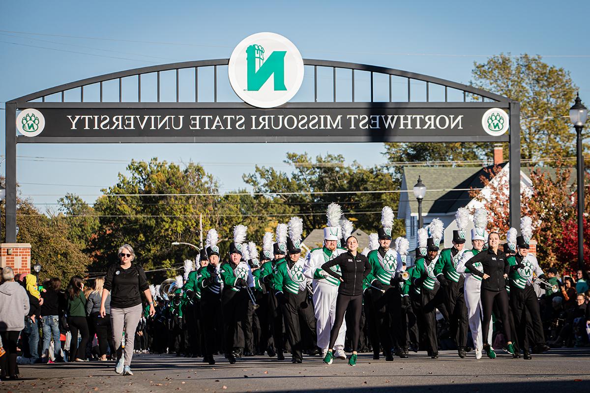 在第四街举行的返校节游行中，有熊猫军乐队的表演. (Northwest Missouri State University photo)